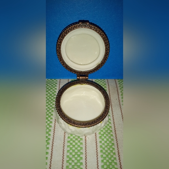 Vintage 1970's Floral Milk Glass Trinket box - Picture 3 of 4